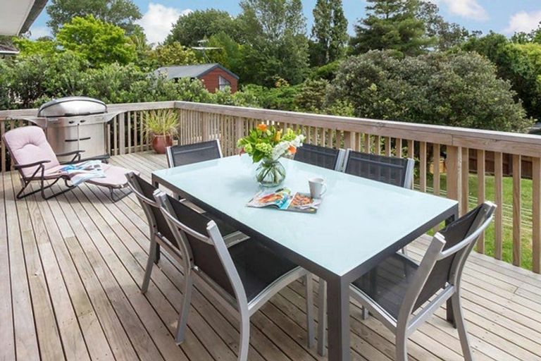 Photo of property in 60 Uxbridge Road, Mellons Bay, Auckland, 2014