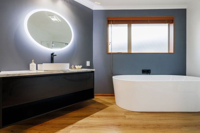 Photo of property in 18 Gibbston Close, Huntington, Hamilton, 3210