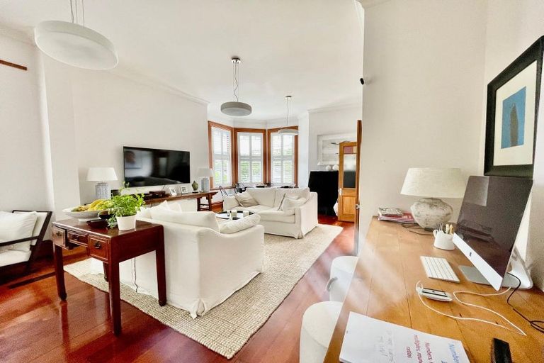 Photo of property in 144 Kelburn Parade, Kelburn, Wellington, 6012