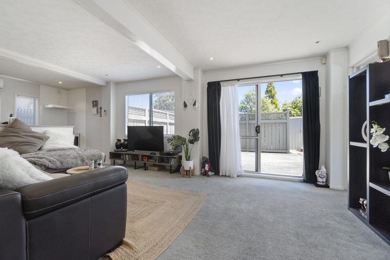 Photo of property in 35 Cyclarama Crescent, Massey, Auckland, 0614