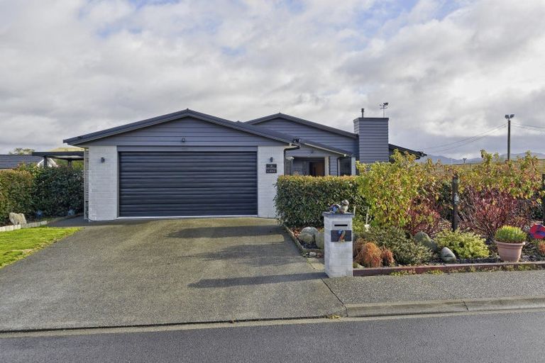 Photo of property in 2 Devon Lane, Carterton, 5713