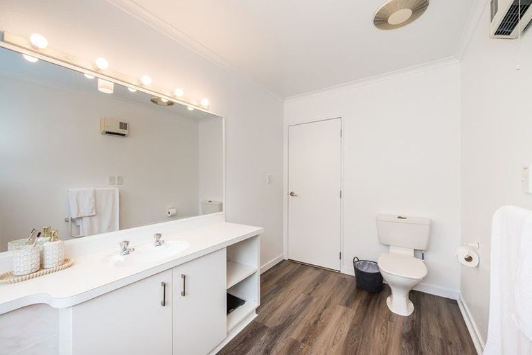 Photo of property in 32 Guildford Drive, Paraparaumu, 5032