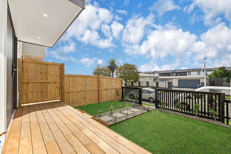 Photo of property in 7/1 Benita Place, Sunnyvale, Auckland, 0612