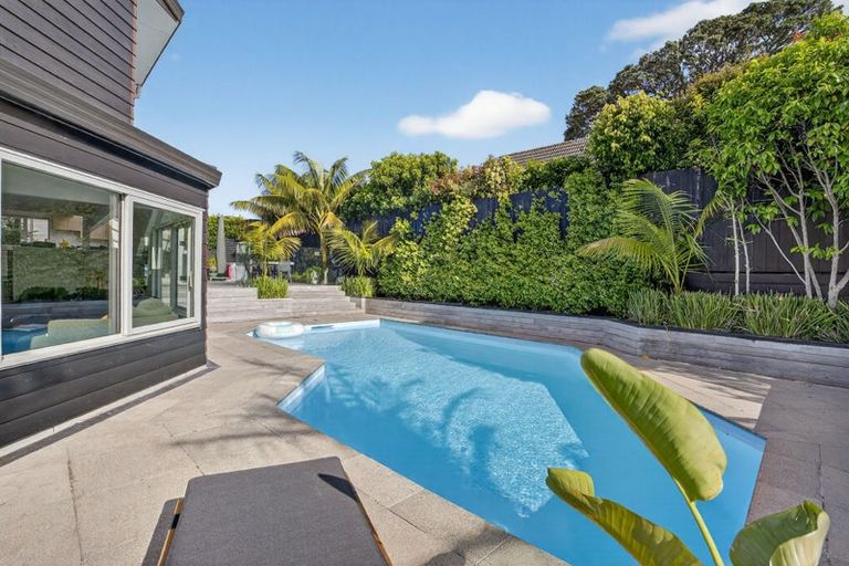Photo of property in 556 Beach Road, Rothesay Bay, Auckland, 0630