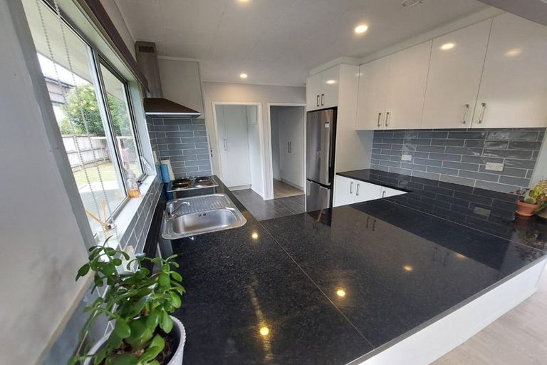 Photo of property in 1/59 Santiago Crescent, Unsworth Heights, Auckland, 0632