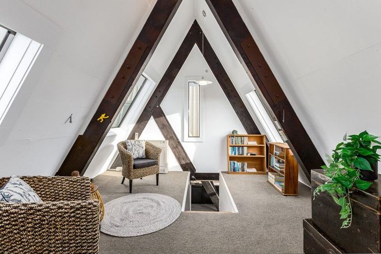 Photo of property in 112 Gloaming Hill, Titahi Bay, Porirua, 5022