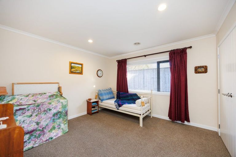 Photo of property in 12 Ron Place, Fitzherbert, Palmerston North, 4410