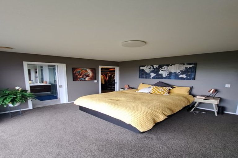 Photo of property in 16 Piper Way, Newlands, Wellington, 6037