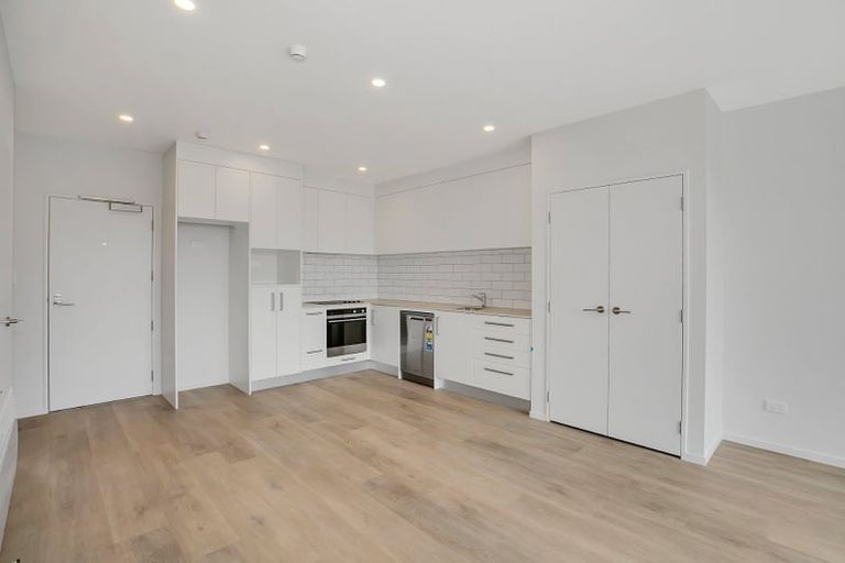 Photo of property in 2 Ko Street, Northcote, Auckland, 0627