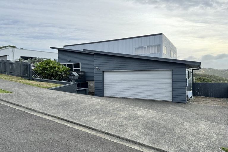 Photo of property in 61 Tamworth Crescent, Newlands, Wellington, 6037