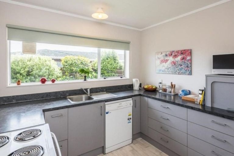 Photo of property in 60 Rewarewa Crescent, Waikanae, 5036