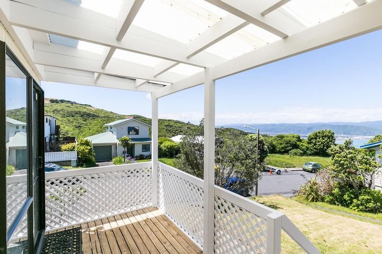Photo of property in 11 Fernhaven Grove, Newlands, Wellington, 6037