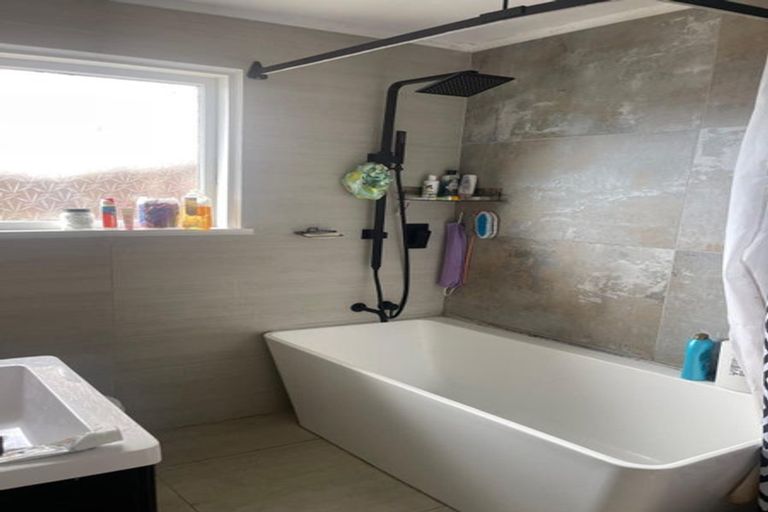Photo of property in 25 Sovereign Place, Glenfield, Auckland, 0629