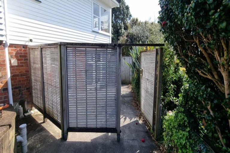 Photo of property in 16 Royal View Road, Te Atatu South, Auckland, 0610