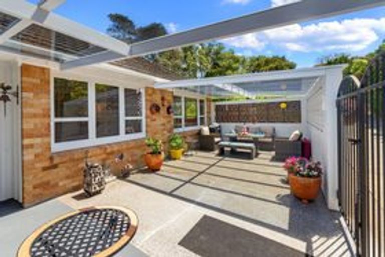 Photo of property in 319 Don Buck Road, Massey, Auckland, 0614