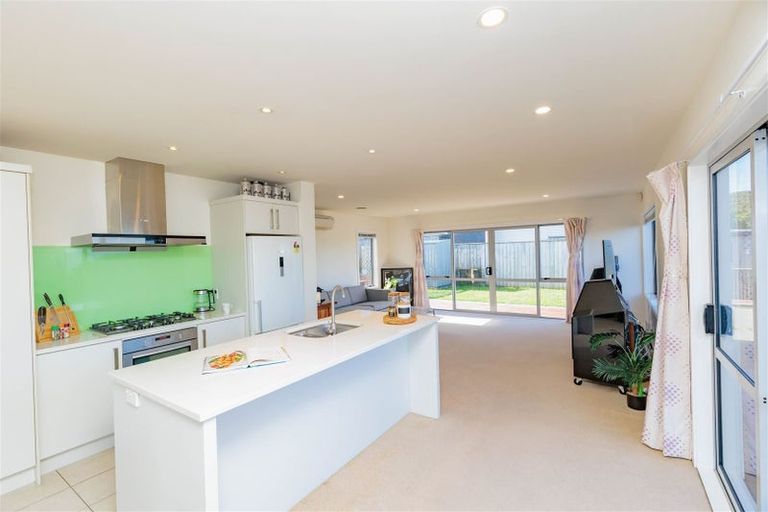 Photo of property in 27 Tamworth Crescent, Newlands, Wellington, 6037