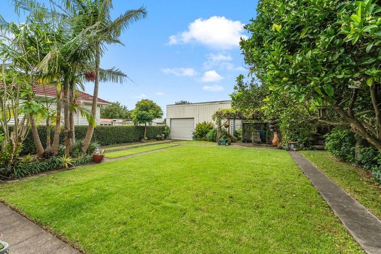 Photo of property in 55 Coronation Road, Mangere Bridge, Auckland, 2022