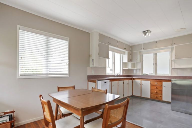 Photo of property in 12 Highland Avenue, Titirangi, Auckland, 0604