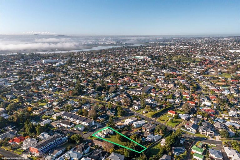 Photo of property in 4 Pomelo Road, Te Atatu South, Auckland, 0610