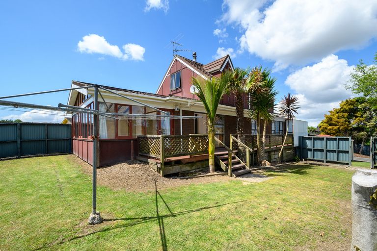 Photo of property in 8 Helleur Road, Massey, Auckland, 0614
