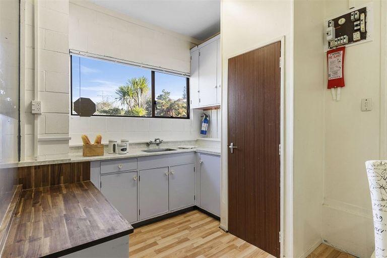 Photo of property in 1/2 Finn Place, Totara Vale, Auckland, 0629