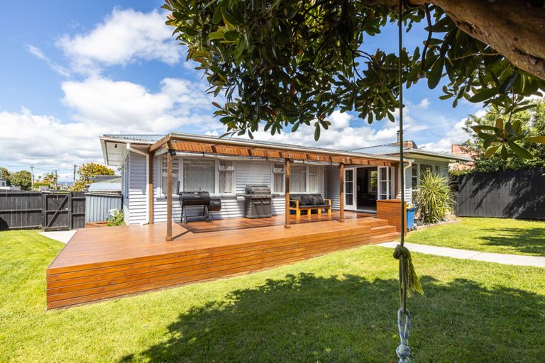 Photo of property in 102 Taikata Road, Te Atatu Peninsula, Auckland, 0610