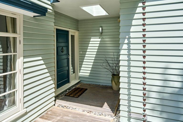 Photo of property in 33 Cheviot Road, Lowry Bay, Lower Hutt, 5013