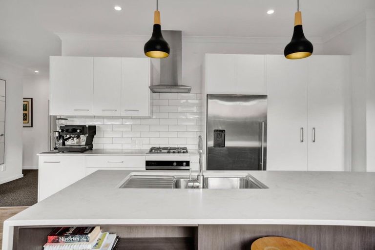 Photo of property in 15 Bracken Street, New Plymouth, 4310