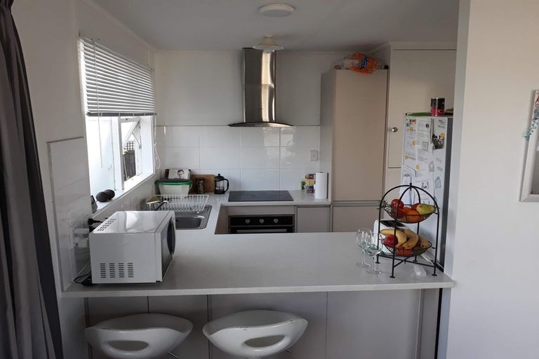 Photo of property in 2/206 Lake Road, Northcote, Auckland, 0627