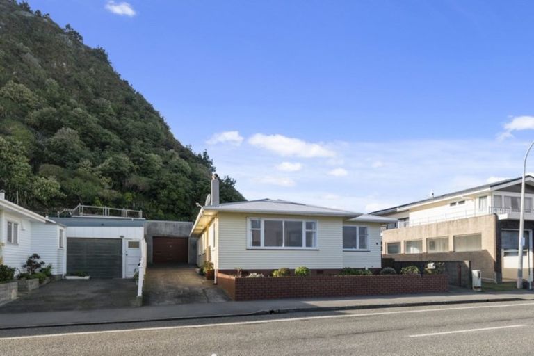 Photo of property in 81 Breaker Bay Road, Breaker Bay, Wellington, 6022