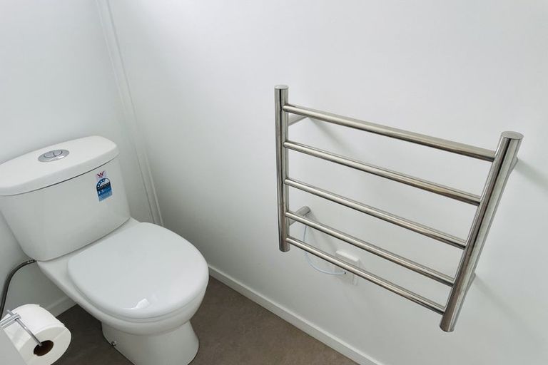 Photo of property in 3/122 Archers Road, Glenfield, Auckland, 0629