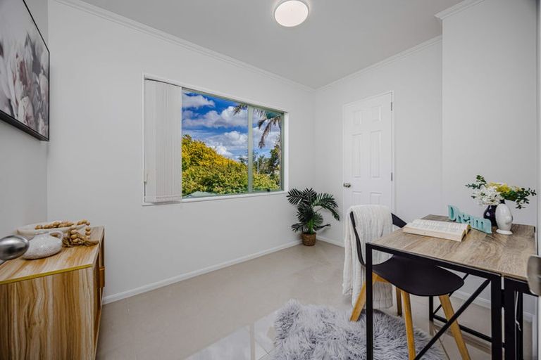 Photo of property in 16 Cumbrian Place, Conifer Grove, Takanini, 2112