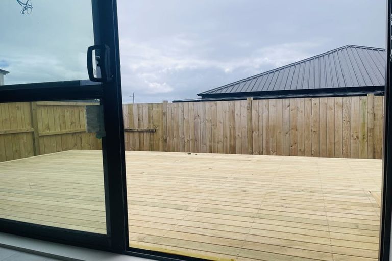 Photo of property in 21 Cronshaw Road, Karaka, 2113