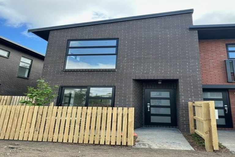 Photo of property in 64 Rauemi Way, Te Atatu South, Auckland, 0610