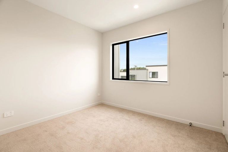 Photo of property in 21 Awhi Lane, Massey, 0614