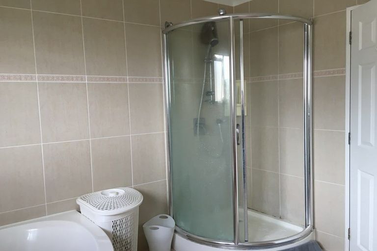 Photo of property in 6 Parkvale Grove, Te Atatu Peninsula, Auckland, 0610