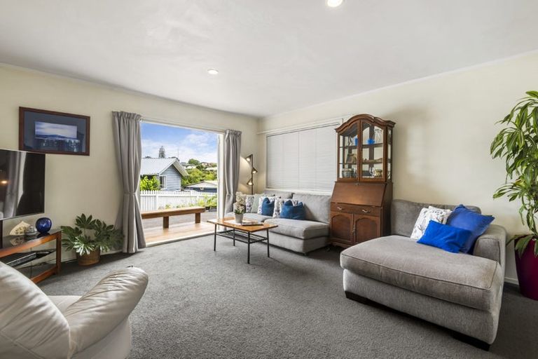 Photo of property in 25 Kitewao Street, Northcote, Auckland, 0627