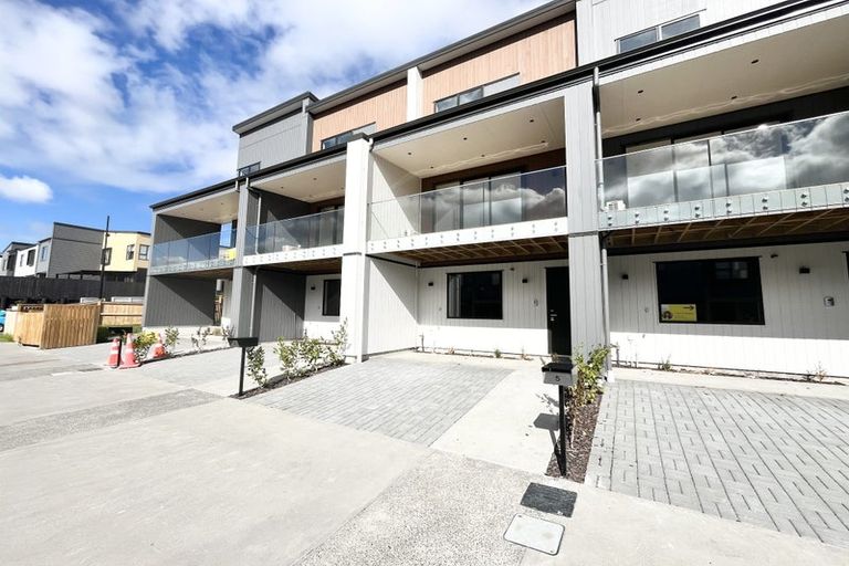 Photo of property in 13 Heketara Way, Massey, Auckland, 0614