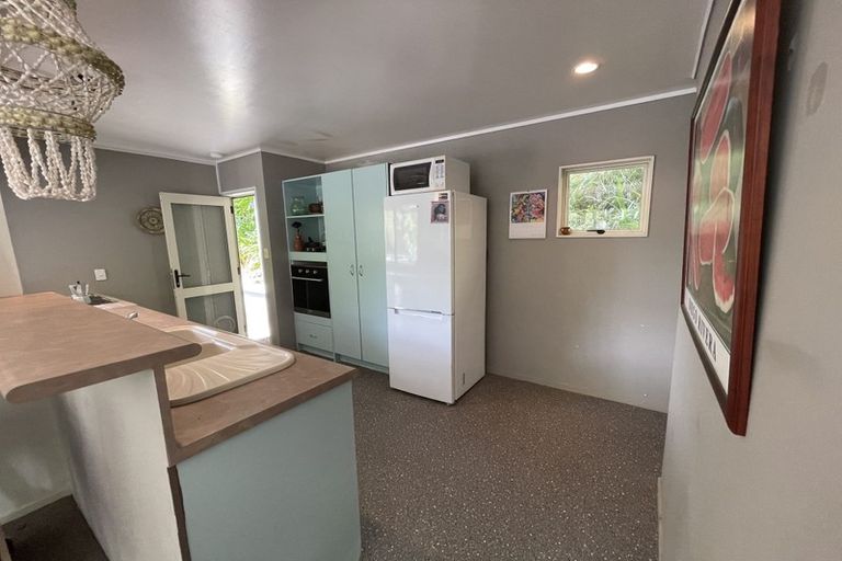 Photo of property in 45-47 Glenesk Road, Piha, New Lynn, 0772