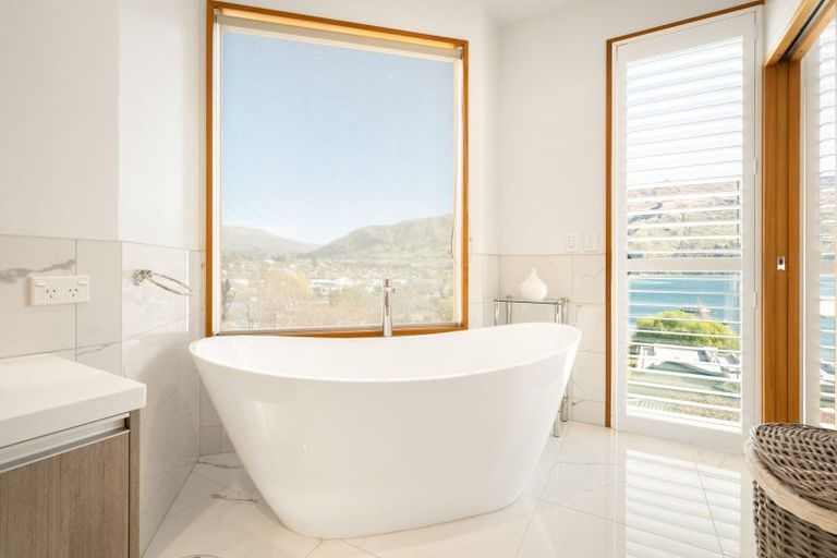 Photo of property in 32 Lismore Street, Wanaka, 9305