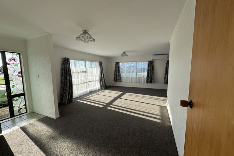 Photo of property in 1 Stella Drive, Clarks Beach, 2122