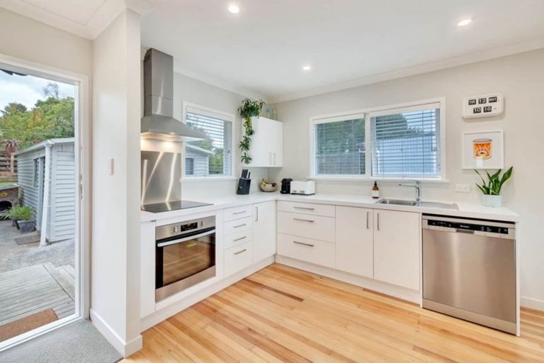 Photo of property in 4 Brunner Road, Glen Eden, Auckland, 0602