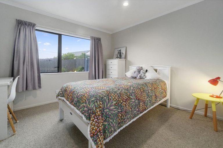 Photo of property in 4a Taipari Road, Te Atatu Peninsula, Auckland, 0610