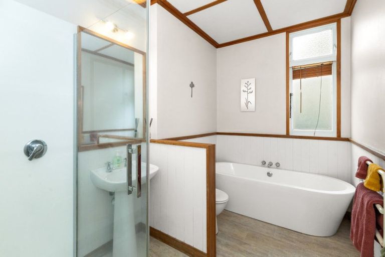 Photo of property in 34 Bowling Road, Greenmeadows, Napier, 4112