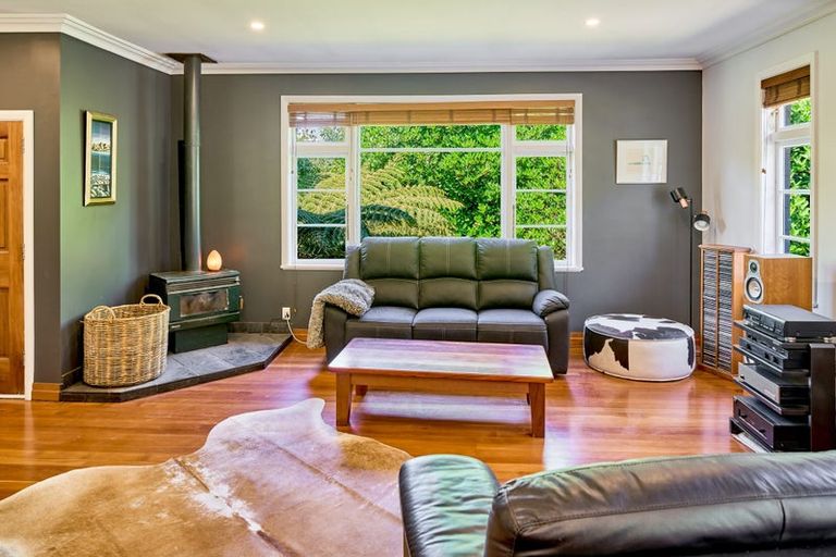 Photo of property in 1 Victory Crescent, Tawa, Wellington, 5028