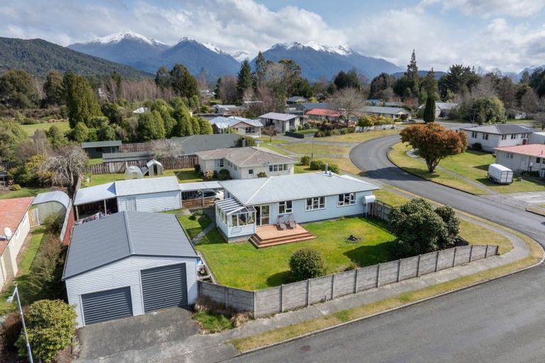 Photo of property in 35 Mararoa Drive, Manapouri, 9679