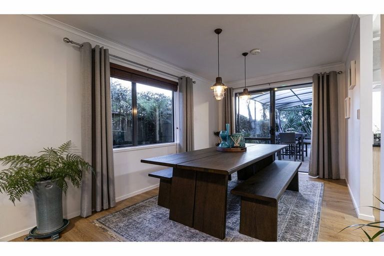 Photo of property in 17 Matija Place, Red Beach, 0932