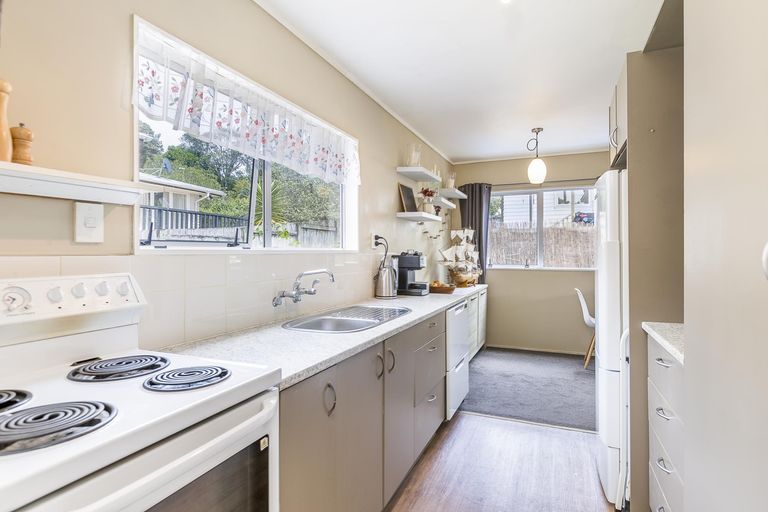 Photo of property in 2/39 Fairmount Road, Titirangi, Auckland, 0604