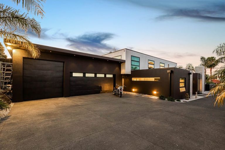 Photo of property in 3 Mansion Court, West Harbour, Auckland, 0618