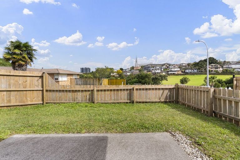 Photo of property in 10 Mediterranean Way, Goodwood Heights, Auckland, 2105